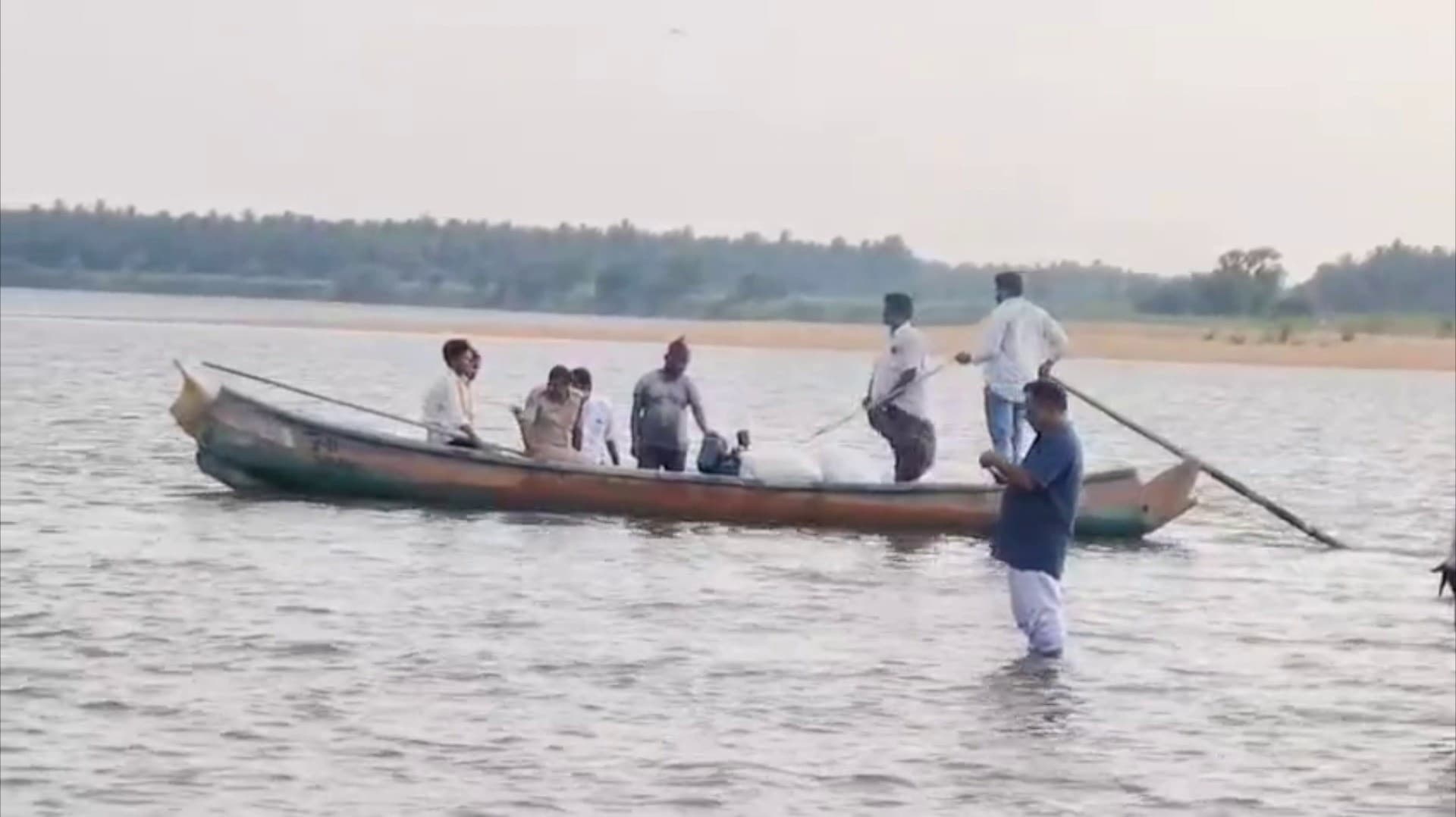 கோதாவரி ஆற்றில் குளிக்கச் சென்ற 8 இளைஞர்கள் மாயம்