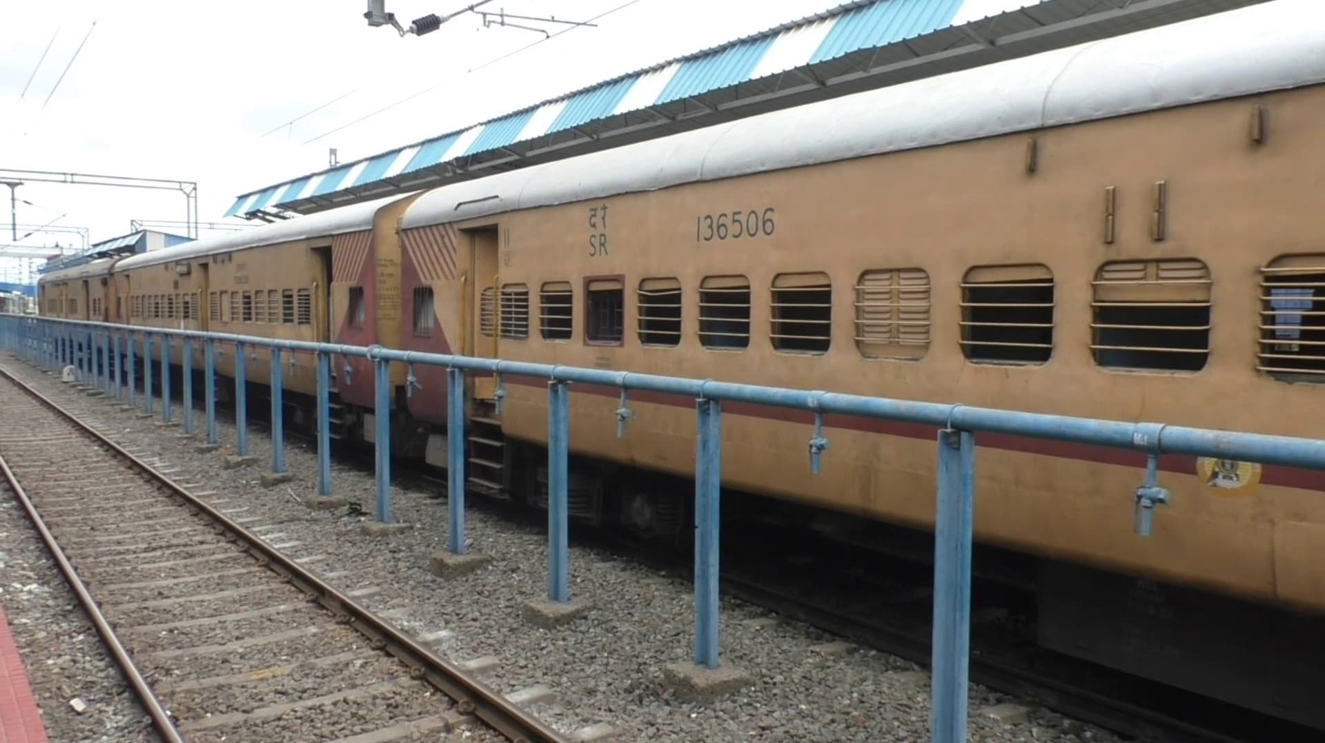 பராமரிப்பு பணிகளுக்கு கரூரில் நிறுத்தப்பட்ட பயணிகள் ரயில்