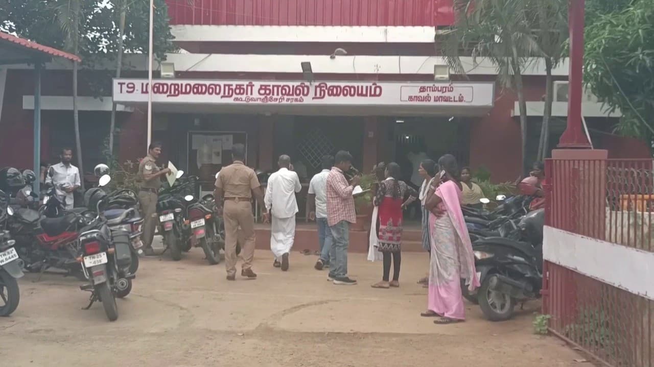 ரயில் படிக்கட்டில் அமர்ந்திருந்த இளைஞரிடம் செல்போன் பறிப்பு