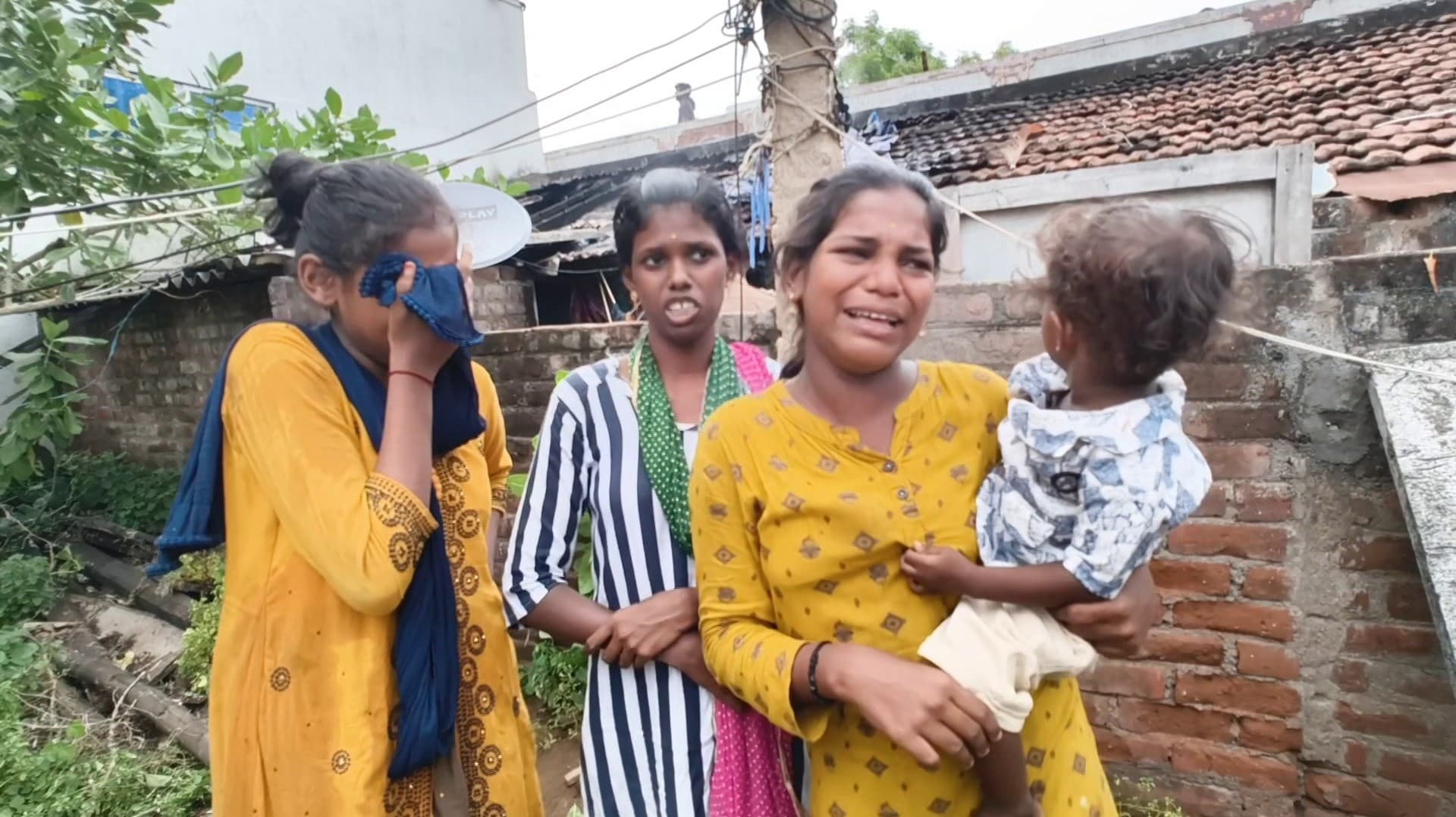 சிலிண்டர் குழாயில் கசிவு ஏற்பட்டு தீப்பற்றி எரிந்த வீடு - கதறிய பெண் பிள்ளைகள்