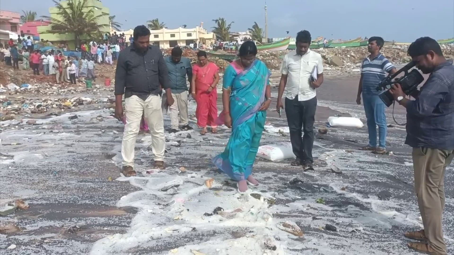 கேரளா கடலில் மூழ்கிய கப்பலில் இருந்து கரை ஒதுங்கும் பொருட்கள்.. ஆபத்தான ரசாயனமா என ஆட்சியர் தலைமையில் நேரில் ஆய்வு