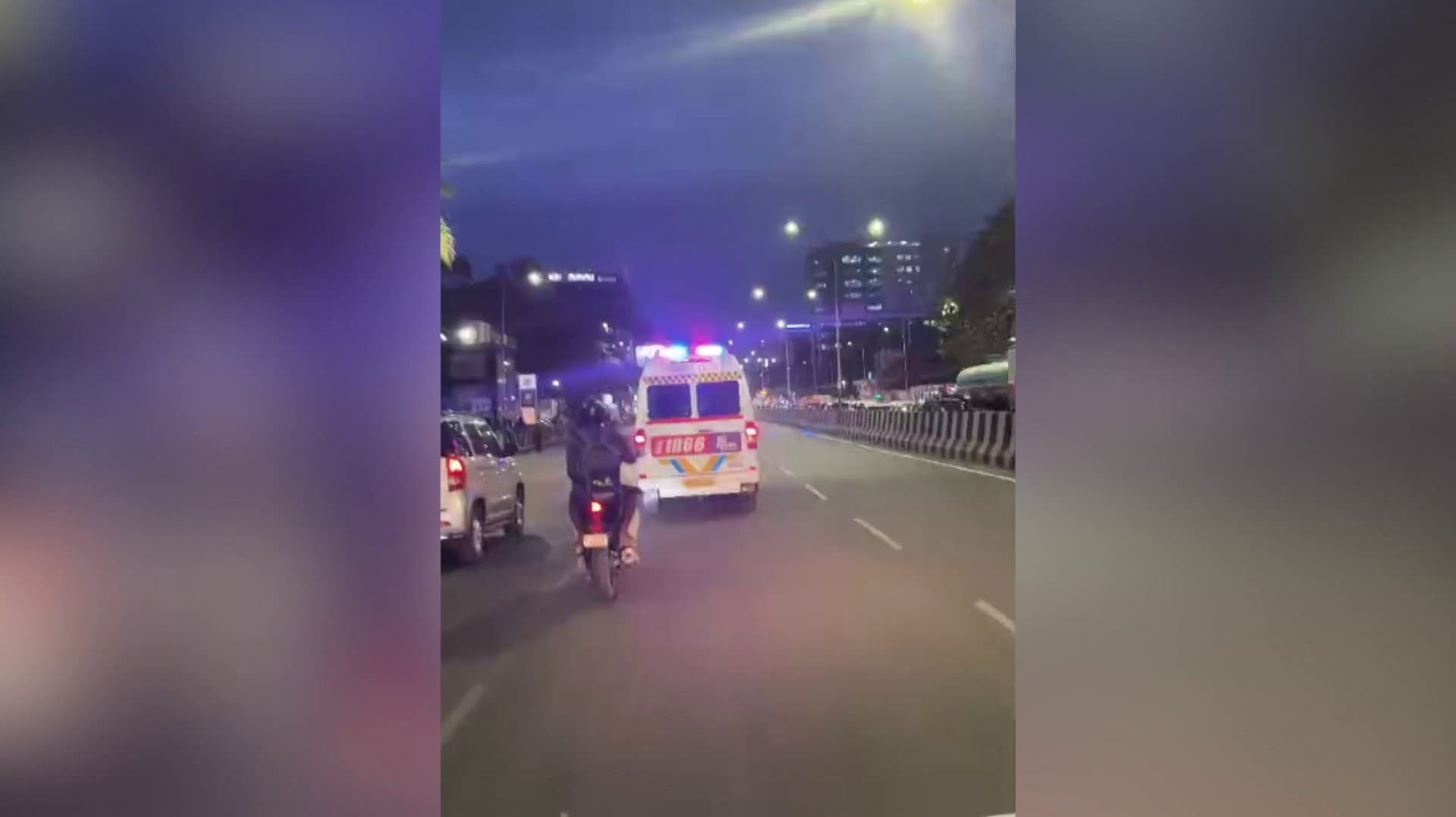 முதலமைச்சர் வாகனம் கடந்து செல்வதற்காக நிறுத்தப்பட்ட ஆம்புலன்ஸ்