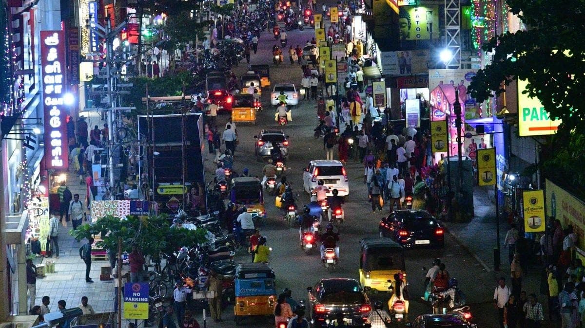 போலீசார் தாக்கி, செல்போனை தண்ணீரில் தட்டிவிட்டதாக இளைஞர் குமுறல்