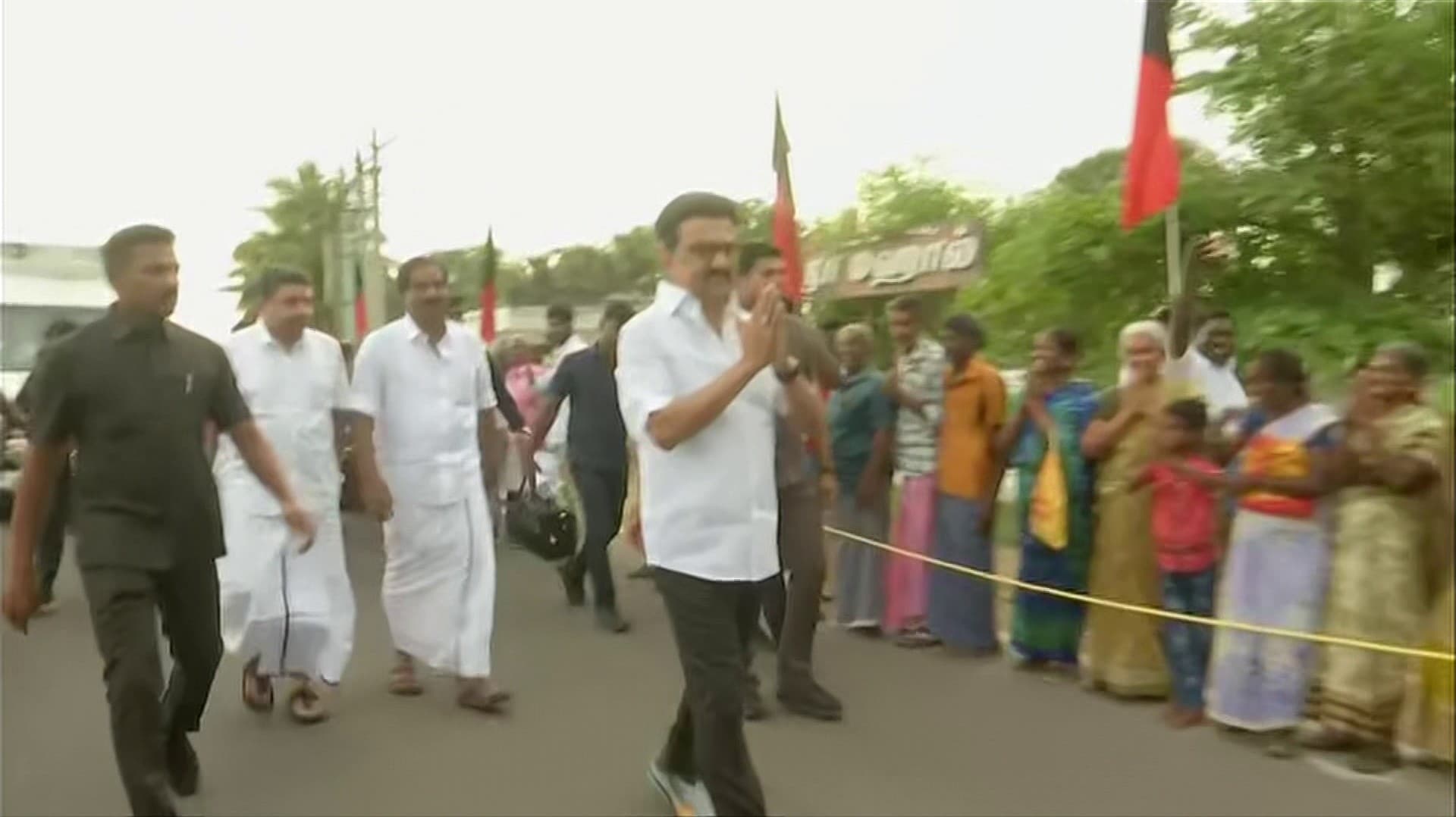 மதுரையில் முதலமைச்சர் மு.க.ஸ்டாலினின் ரோடு ஷோ - திமுக தொண்டர்கள், பொதுமக்கள் வரவேற்பு