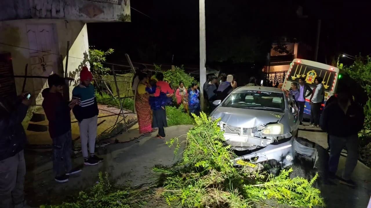 கூகுள்-மேப் காட்டிய ஷார்ட்-கட் பாதையில் சென்ற சுற்றுலா வேன், கார் மீது மோதி விபத்து