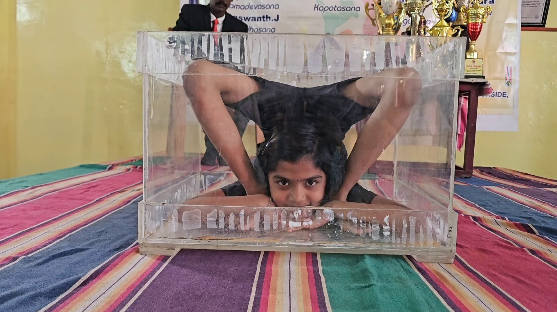 கண்ணாடி பெட்டியில் யோகா செய்து உலக சாதனை படைத்த சிறுமி..!