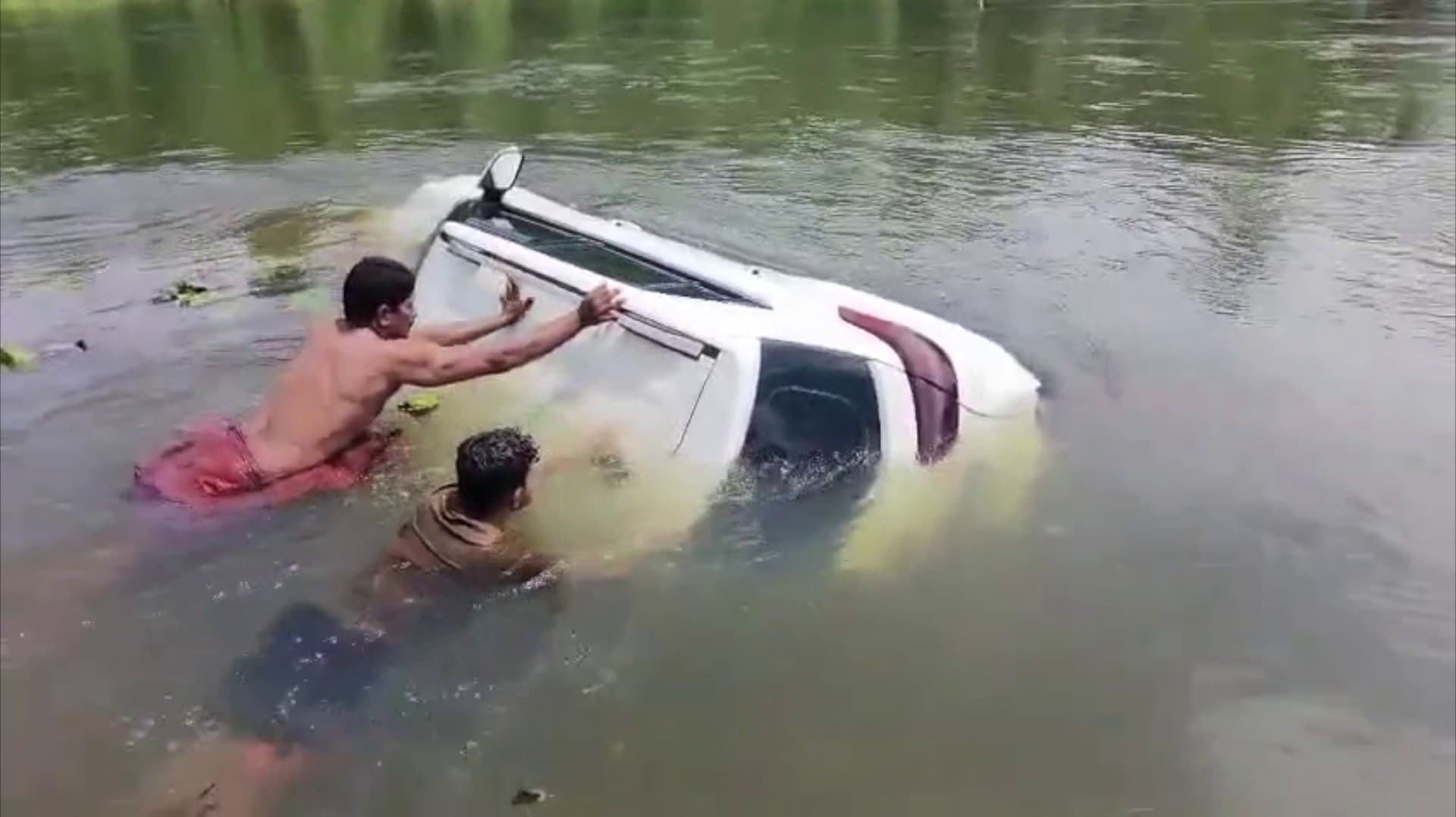 கேரள மாநிலம் கண்ணூரில் கூகுள் மேப்பை பின்பற்றி ஆற்றில் கவிழ்ந்த கார்