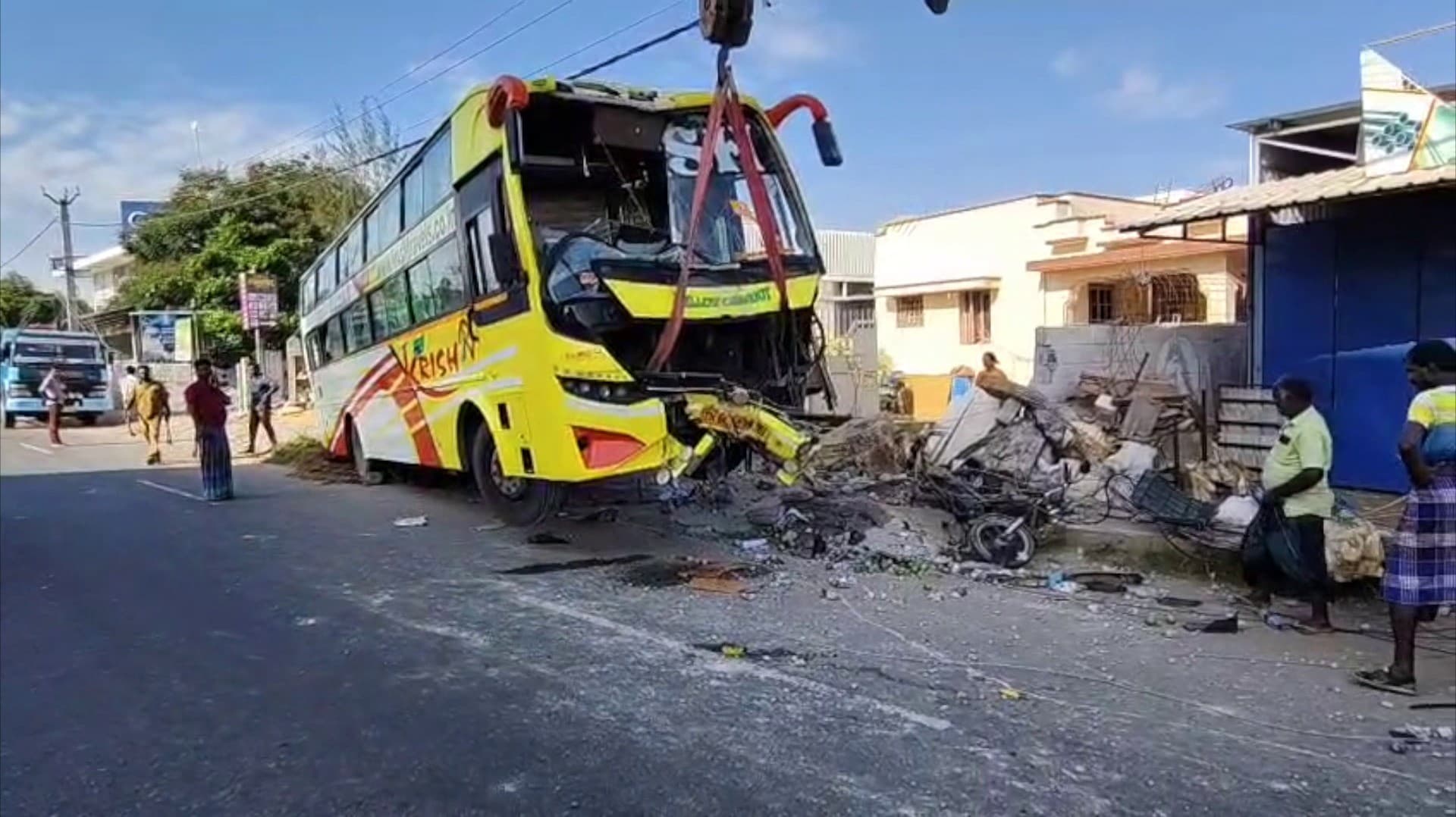 ஆம்னி பேருந்து கம்பத்தில் மோதி விபத்து.. விபத்தை ஏற்படுத்திவிட்டு தப்பியோடிய ஓட்டுநரை தேடும் போலீஸ்..