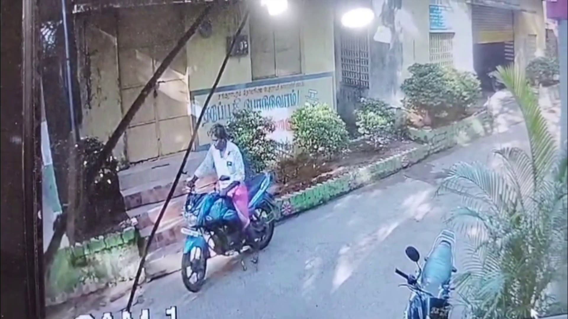 பட்டப்பகலில் பள்ளி முன்பு நிறுத்தப்பட்டிருந்த பைக்  திருட்டு.. போலீசார் வலைவீச்சு..