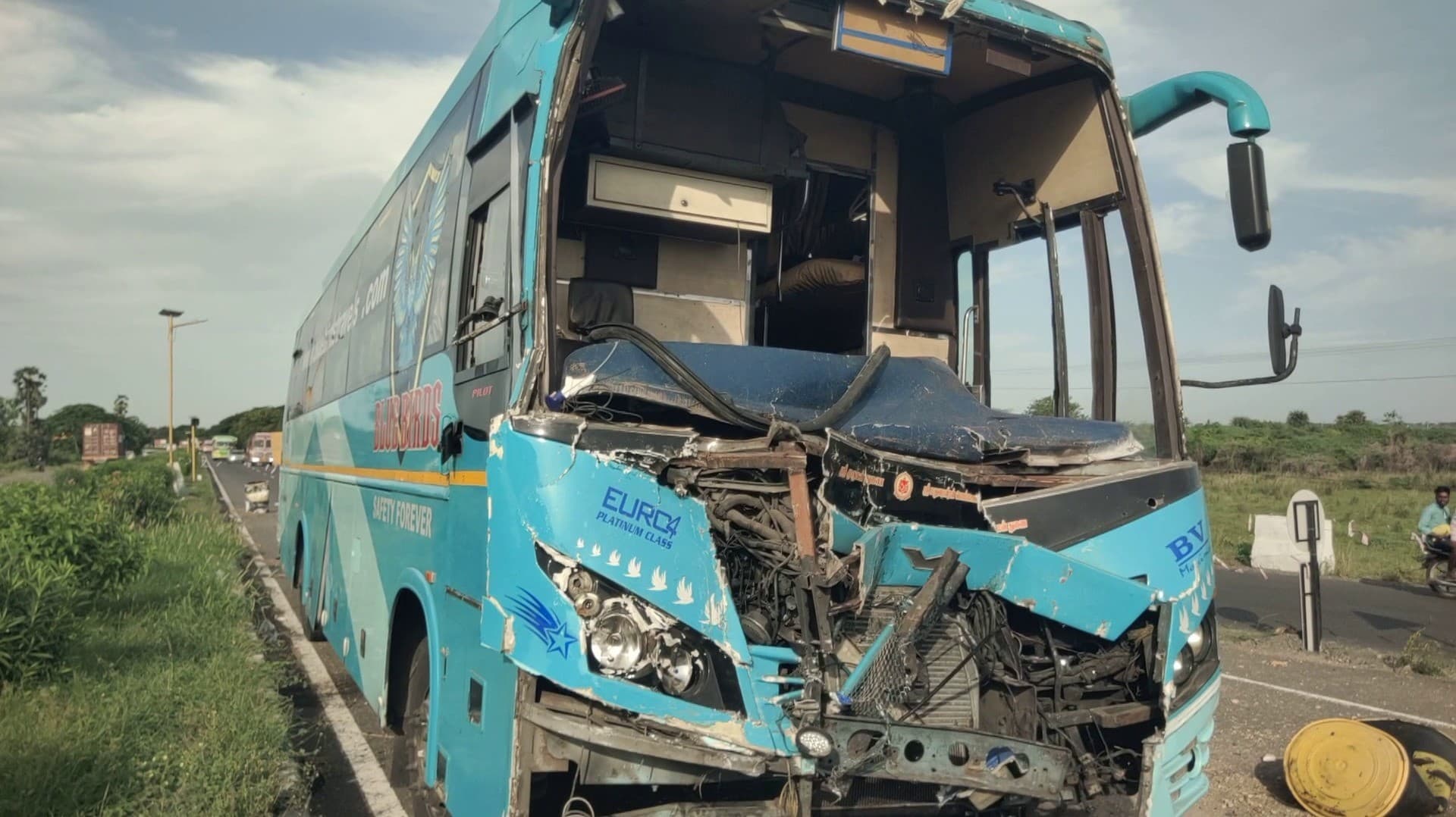 3 ஆம்னி பேருந்துகள் அடுத்தடுத்து மோதி விபத்து.. லேசான காயங்களுடன் உயிர் தப்பிய பயணிகள்..