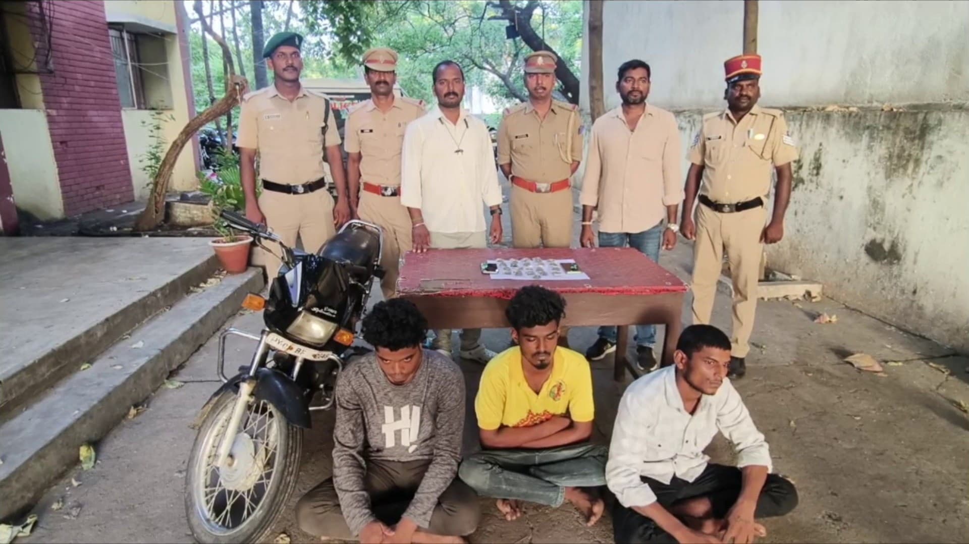 மாணவர்களை குறி வைத்து கஞ்சா விற்ற 3 இளைஞர்கள்.. கைது செய்த போலீசார்..