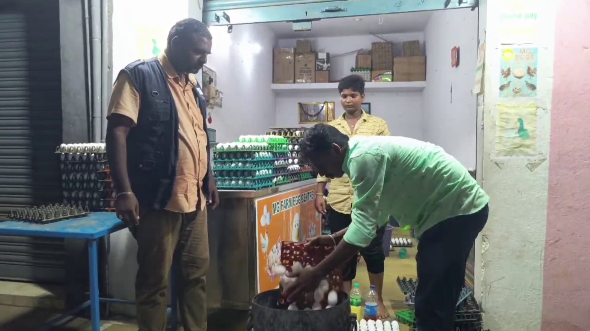 சுகாதாரமற்ற முறையில் இருந்த 2400 முட்டைகளை அழித்த உணவுப் பாதுகாப்புத்துறை அதிகாரிகள்