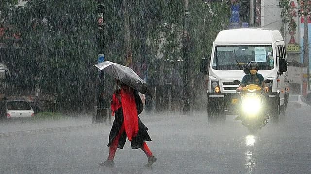 நீலகிரி, கோவை மாவட்டங்களுக்கு இன்று மிக கனமழைக்கான ஆரஞ்ச் அலர்ட்