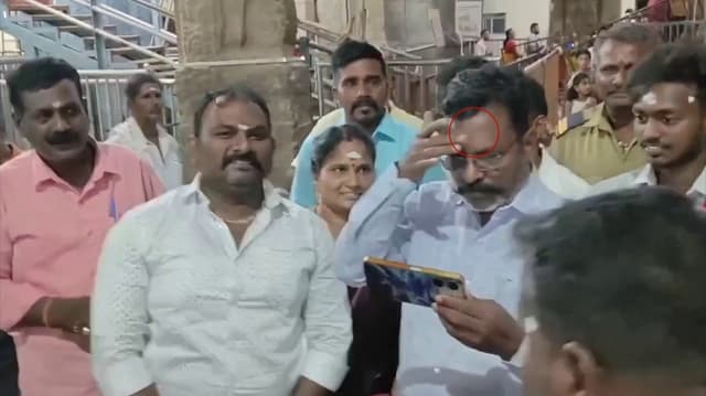 திருப்பரங்குன்றம் சுப்பிரமணிய சுவாமி கோவிலில் திருமாவளவன் வழிபாடு... திருநீறை அழித்துக் கொண்டு செல்ஃபி எடுத்த திருமாவளவன்..!