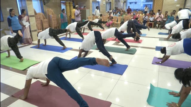 யோகா பயிற்சியில் பங்கேற்ற மாற்றுத்திறனாளிகள்..
