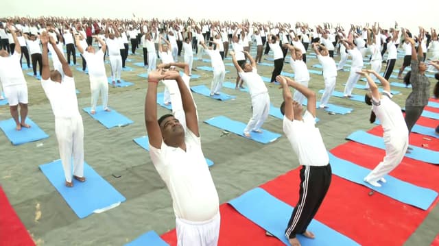 உலக யோகா தினம் கொண்டாடிய பாதுகாப்புப் படை வீரர்கள்