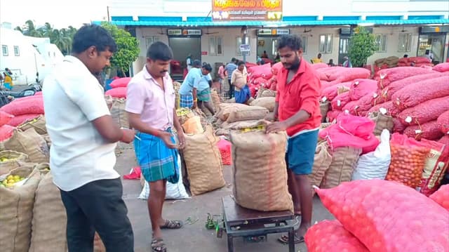 சந்தைக்கு எலுமிச்சை வரத்து அதிகரிப்பால் விலை வீழ்ச்சி