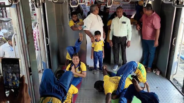 ரயிலில் யோகா செய்து காட்டி அசத்திய மாணவர்கள்