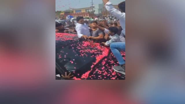 ஜெகன்மோகன் ரெட்டிக்கு மாலை அணிவிக்க முயன்றபோது கார் டயரில் சிக்கி தொண்டர் உயிரிழப்பு