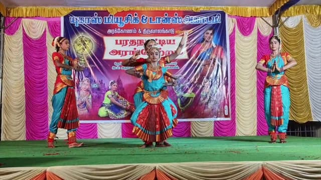 திருவாலங்காடு கோவிலில் பரதநாட்டிய அரங்கேற்ற நிகழ்ச்சி.. நடனமாடி அசத்ததிய மாணவிகள் ..