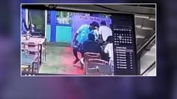 ஆம்லேட் கொடுப்பதில் லேட் - ஊழியர்கள் மீது தாக்குதல்.. சிசிடிவி காட்சி..