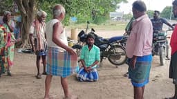 பைக்கை திருட முயன்ற இளைஞரை வெளுத்தெடுத்த  கிராம மக்கள்..