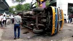 தண்ணீர் லாரி கவிழ்ந்த விபத்தில் கார் ஷோரூம் ஊழியர் உடல்நசுங்கி பலி