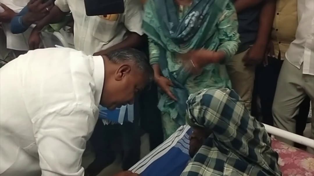 விஜய்க்கு வாழ்த்து பேனர் வைத்த 3 பேர் மீது தாக்குதல்.. செல்ஃபோன் மூலம் நலம் விசாரித்த விஜய்..!