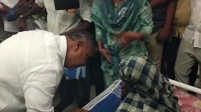 விஜய்க்கு வாழ்த்து பேனர் வைத்த 3 பேர் மீது தாக்குதல்.. செல்ஃபோன் மூலம் நலம் விசாரித்த விஜய்..!