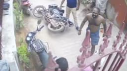பைக்கை எட்டி உதைத்து எதிர் வீட்டுக்காரரை குத்து விட்டு முருகன்.. பாதிக்கப்பட்ட நபர் புகார்..!
