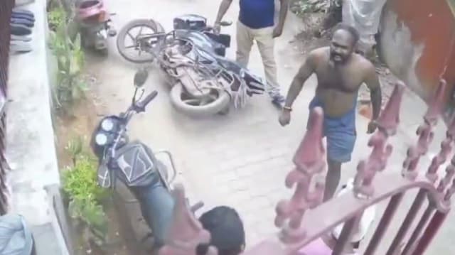 பைக்கை எட்டி உதைத்து எதிர் வீட்டுக்காரரை குத்து விட்டு முருகன்.. பாதிக்கப்பட்ட நபர் புகார்..!