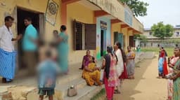 60 ஆண்டுகளாக இயங்கிவரும் அரசு ஆரம்ப பள்ளிக்குள் அடிக்கடி பாம்புகள் புகுந்துவிடுவதாக பெற்றோர் புகார்..!