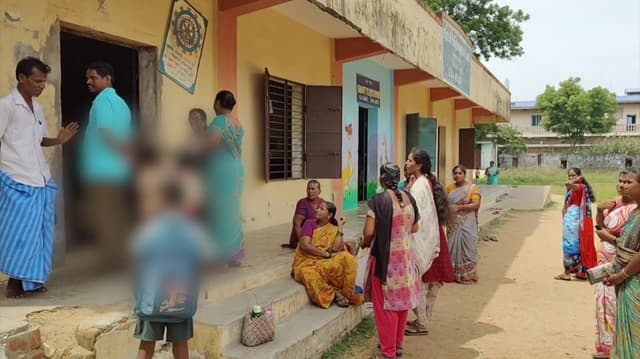 60 ஆண்டுகளாக இயங்கிவரும் அரசு ஆரம்ப பள்ளிக்குள் அடிக்கடி பாம்புகள் புகுந்துவிடுவதாக பெற்றோர் புகார்..!