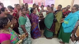 வீட்டுமனை பட்டா கோரிய திருநங்கைகள் - உடனடியாக 2 பேருக்கு பட்டா வழங்கிய ஆட்சியர்