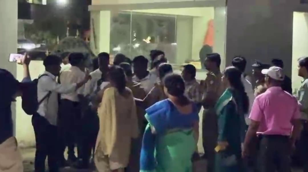 சட்டப் பல்கலைக் கழக விடுதி மாணவிகள் உள்ளிருப்புப் போராட்டம்