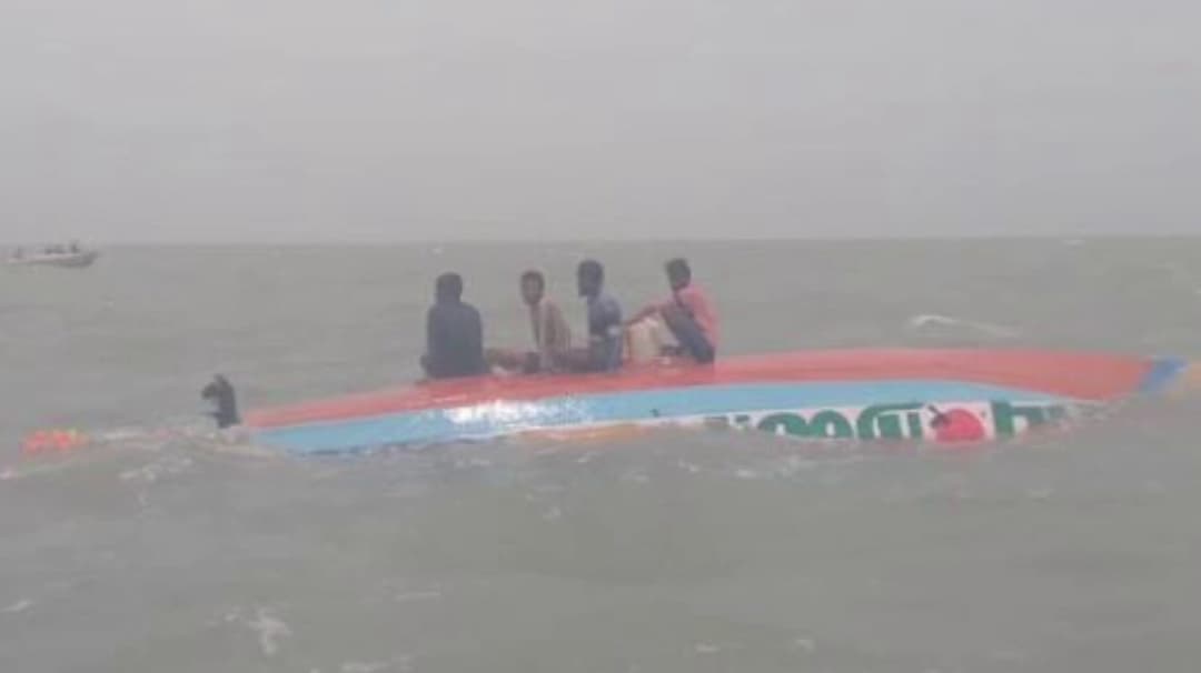 நடுக்கடலில் படகு கவிழ்ந்து தத்தளித்த தனுஷ்கோடி மீனவர்கள்