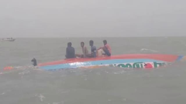 நடுக்கடலில் படகு கவிழ்ந்து தத்தளித்த தனுஷ்கோடி மீனவர்கள்
