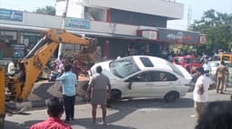 அதிவேகமாக வந்த கார் சென்டர் மீடியனில் மோதி விபத்து..!
