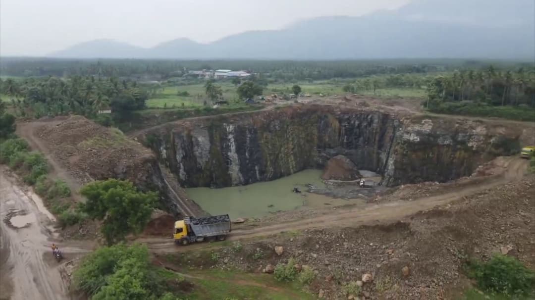 அனுமதியின்றி செயல்பட்ட இரு கல் குவாரிகளுக்கு ரூ.15 கோடி அபராதம்..! செலுத்தாவிட்டால் சொத்துக்கள் பறிமுதல் செய்யப்படும் - வருவாய்துறை