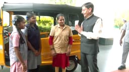 வாடகை ஆட்டோ ஓட்டும் பெண்ணிற்கு சொந்த ஆட்டோ கொடுத்த தமிழக ஆளுநர்..