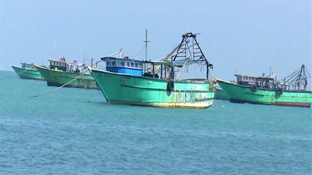 எல்லை தாண்டி மீன்பிடித்ததாக ராமேஸ்வரம் மீனவர்கள் 8 பேர் கைது