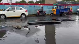 சாலையில் குளம் போல் தேங்கிய கழிவு நீர்..! வாகன ஓட்டிகள் அவதி..
