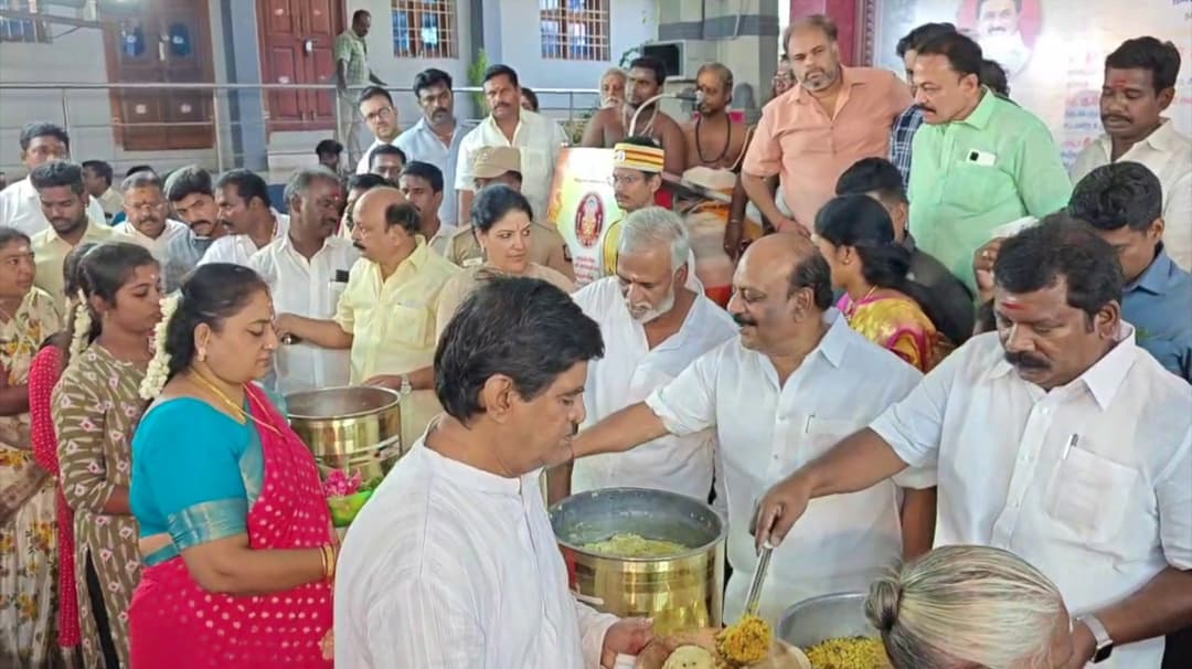 மாங்காடு காமாட்சி அம்மன் கோவிலில் நாள்தோறும் பிரசாதம் வழங்கும் திட்டத்தை தொடங்கி வைத்த அமைச்சர்கள் சேகர் பாபு,தா.மோ.அன்பரசன்..