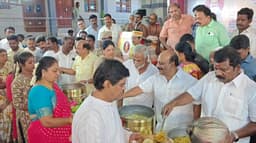 மாங்காடு காமாட்சி அம்மன் கோவிலில் நாள்தோறும் பிரசாதம் வழங்கும் திட்டத்தை தொடங்கி வைத்த அமைச்சர்கள் சேகர் பாபு,தா.மோ.அன்பரசன்..