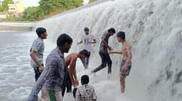 அருவிபோல கொட்டும் கோவை தடுப்பனையில் குளித்து கும்மாளமிடும் இளைஞர்கள்..