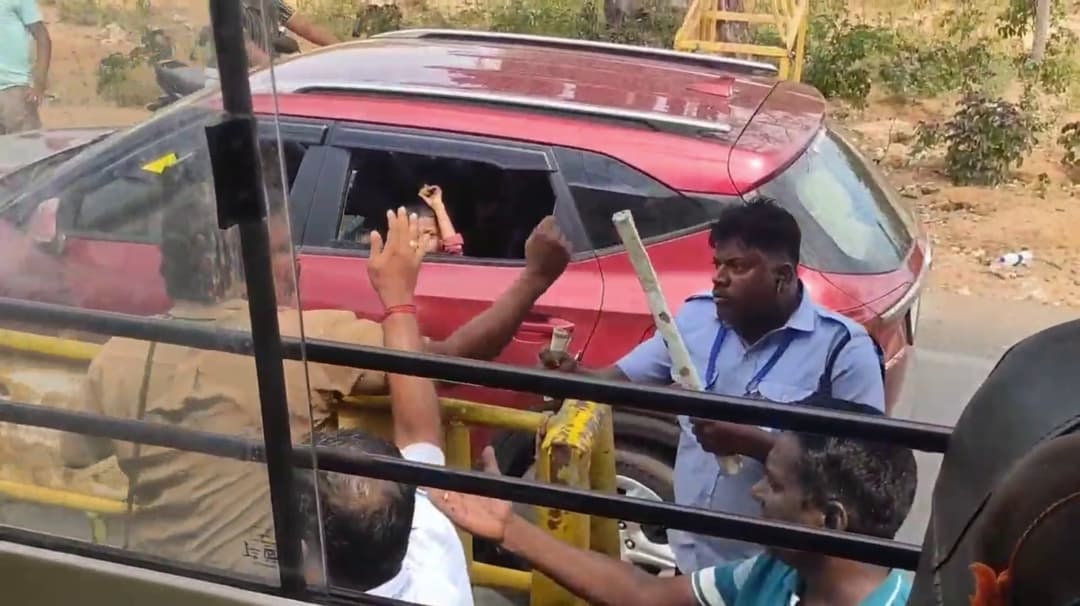 சுங்கவரி வசூல் செய்பவரின் அடாவடியால் அரை மணி நேரம் ஸ்தம்பித்த போக்குவரத்து..