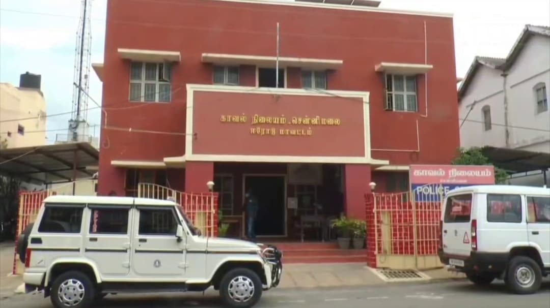 யு டர்ன் எடுக்க முயன்ற டாடா ஏஸ் வாகனம் மீது மோதிய பைக்.. 2 இளைஞர்கள் படுகாயம்..