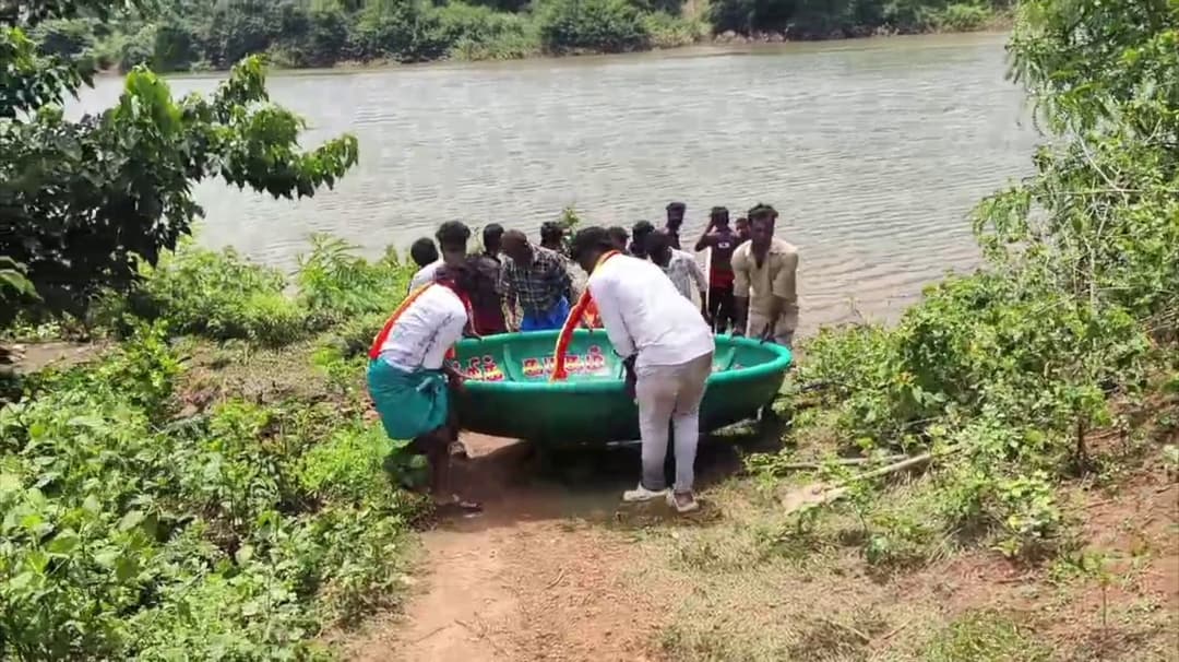 ஆற்றினை கடக்க பரிசல் படகு அளித்த த.வெ.க நிர்வாகிகள்.. பொதுமக்கள் மகிழ்ச்சி..