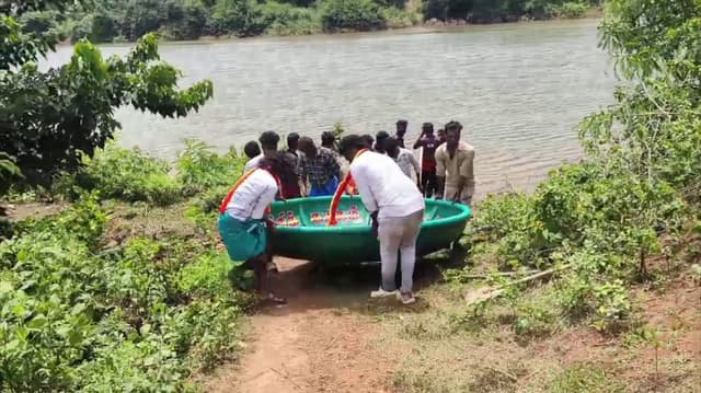 ஆற்றினை கடக்க பரிசல் படகு அளித்த த.வெ.க நிர்வாகிகள்.. பொதுமக்கள் மகிழ்ச்சி..