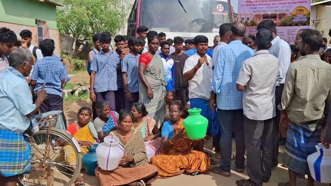 குடிநீர் கேட்டு காலி குடங்களுடன் எருமனூர் கிராமத்தினர் போராட்டம்.. போக்குவரத்து பாதிப்பு - போலீசாருடன் வாக்குவாதம்..